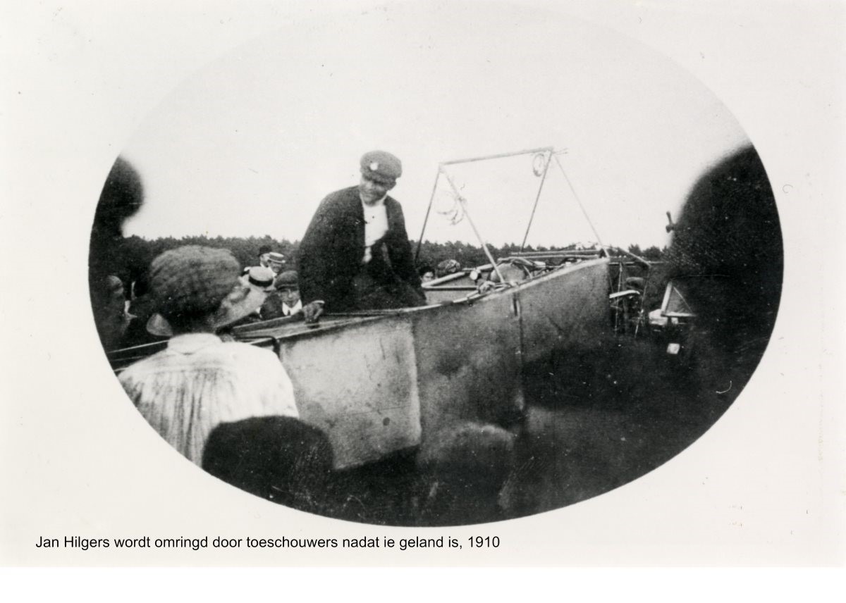 Jan Hilgers na het maken van zijn eerste Nederlandse vlucht, 29 juli 1910. Collectie Historisch Museum Ede