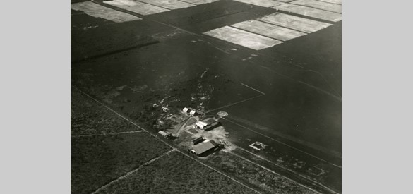 Luchtfoto van het landingsterrein op de Doesburger heide van de Vliegschool 'carley' in de buurt van de Driesprong, 1920. Collectie Historisch Museum Ede