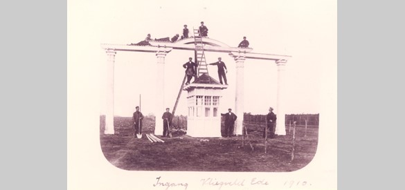 Foto, toegangspoort Vliegkamp Ede, 1910. Collectie Historisch Museum Ede