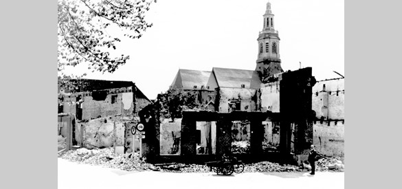 Oorlogsschade aan de hoek van de Nieuwstraat (Bron: archief Stichting Oud Nijkerk)