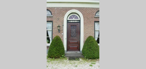 De voordeur van huize Pollenstein met de voordeur uit het oorspronkele huis. Bron Stichting Tremele