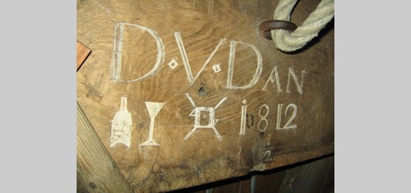 Binnen in de molen geven inscripties in het hout nog de naam de een van de eerste molenaars: Derk van Dan.