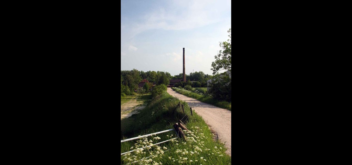 De schoorsteen van steenfabriek Vogelensangh is van ver te zien. Foto Hans Barten