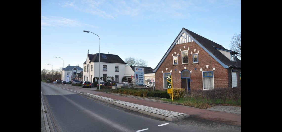 Het witte gebouw was het tramstation van Ewijk, de wachtkamer was in het huis op de voorgrond