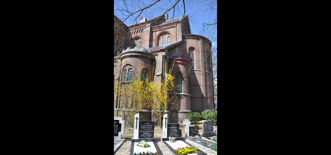 Sint Judocuskerk Hernen vanaf begraafplaats