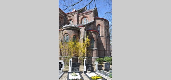 Sint Judocuskerk Hernen vanaf begraafplaats