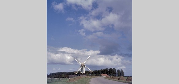Vergezicht met molen Batenburg. Bron: Wikimedia, RCE