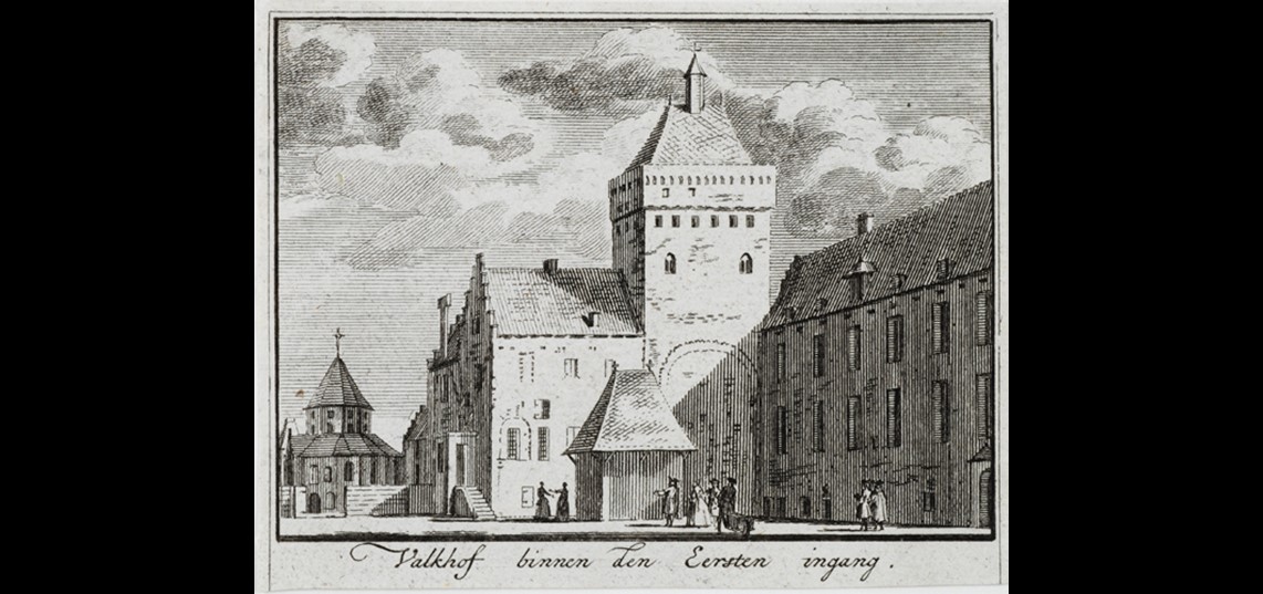 Eerste binnenplaats van het Valkhof met Nicolaaskapel en Reuzentoren, 1733