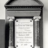 In 1912 werd in de hervormde kerk van Garderen deze gedenksteen geplaatst. Collectie Gemeentearchief Barneveld