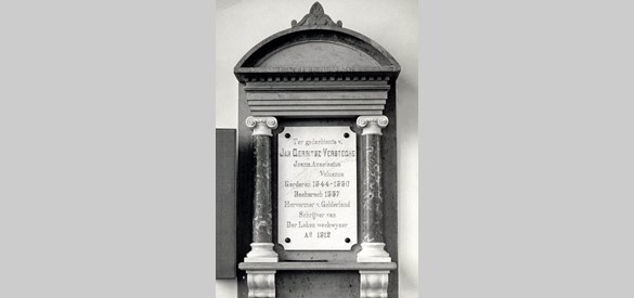 In 1912 werd in de hervormde kerk van Garderen deze gedenksteen geplaatst. Collectie Gemeentearchief Barneveld