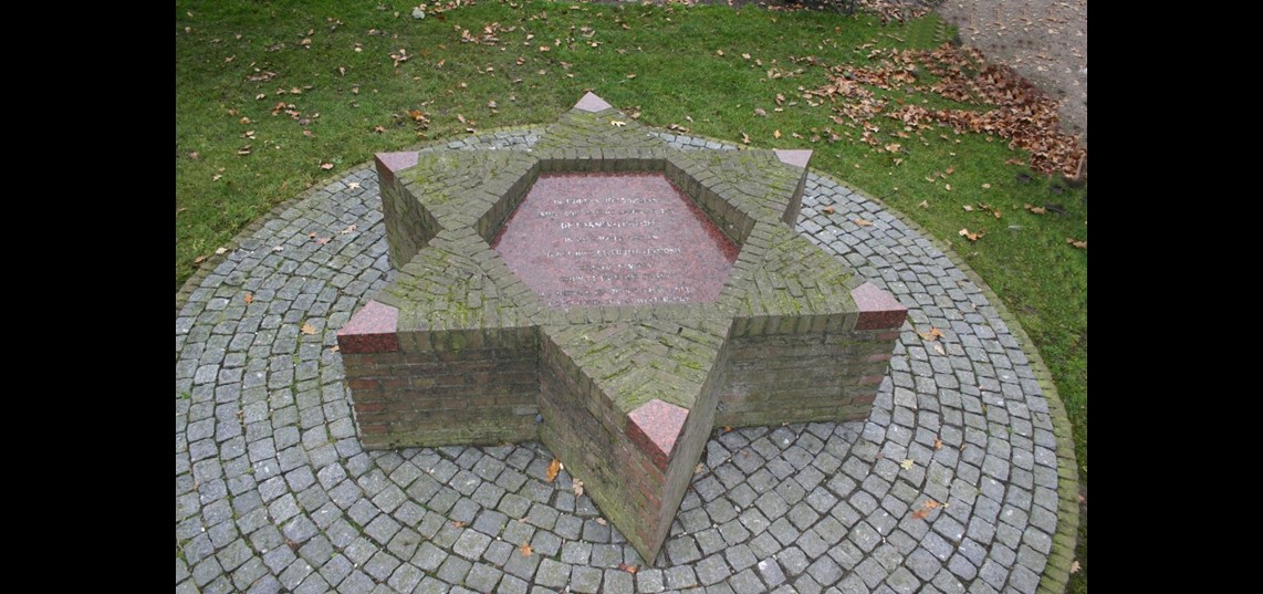 Op 29 september 1987 werd bij De Schaffelaar dit monument onthuld. Het is gemaakt door de kunstenaar Ralph Prins, die destijds op De Biezen heeft gewoond. Collectie Gemeentearchief Barneveld, foto: Gert Kornet