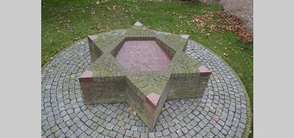 Op 29 september 1987 werd bij De Schaffelaar dit monument onthuld. Het is gemaakt door de kunstenaar Ralph Prins, die destijds op De Biezen heeft gewoond. Collectie Gemeentearchief Barneveld, foto: Gert Kornet