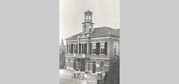 De pomp voor het oude Barneveldse raadhuis werd geschonken door Het Nut. Collectie Gemeentearchief Barneveld