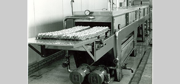 Bij de firma Moba (=Mosterd Barneveld) werden eiersorteermachines uitgevonden en gemaakt. De foto is gemaakt tussen 1950 en 1960. Bron: Gemeentearchief Barneveld