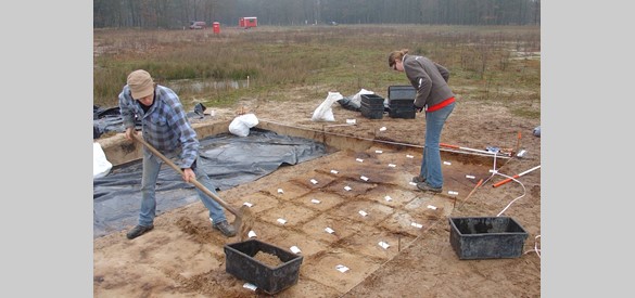 Afb. 2 Bij de opgraving worden zorgvuldig alle vondsten in kleine vakjes verzameld. Foto: RCE