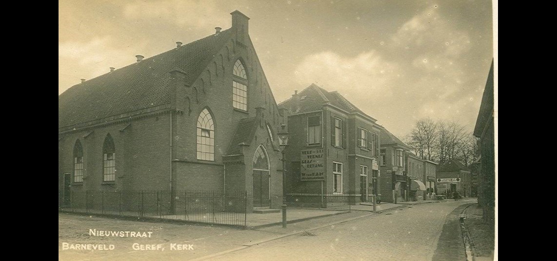 De eerste gereformeerde kerk van Barneveld in de Nieuwstraat werd in 1888 ingewijd.  Deze gemeente ging in september 1887 in doleantie. Collectie Gemeentearchief Barneveld