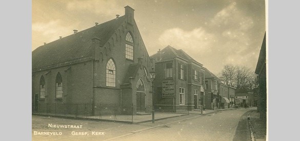 De eerste gereformeerde kerk van Barneveld in de Nieuwstraat werd in 1888 ingewijd.  Deze gemeente ging in september 1887 in doleantie. Collectie Gemeentearchief Barneveld