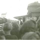 Op 29 september 1943 werden de bewoners per trein naar Westerbork gebracht. Deze foto is op die dag genomen bij het oude station van Barneveld. Foto: Th.J. Kranenborg, collectie Gemeentearchief Barneveld