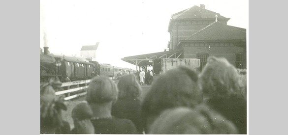 Op 29 september 1943 werden de bewoners per trein naar Westerbork gebracht. Deze foto is op die dag genomen bij het oude station van Barneveld. Foto: Th.J. Kranenborg, collectie Gemeentearchief Barneveld