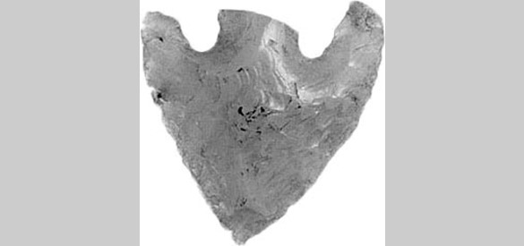 Pijlpunt uit de nieuwe steentijd (datering ca. 2700 v.Chr.) afkomstig van de Ginkelse heide. Een vergelijkbaar exemplaar is bij de Burensedijk gevonden. Bron: Rijksmuseum van Oudheden, Leiden