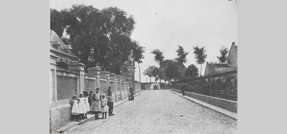 Weeskinderen voor het weeshuis, ca. 1925. Collectie Regionaal Archief Rivierenland, Tiel