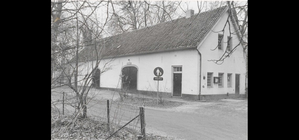Vloedvrij gebouw, nu clubhuis van de tennis¬-vereniging, ca 1980. Collectie Regionaal Archief Rivierenland, Tiel