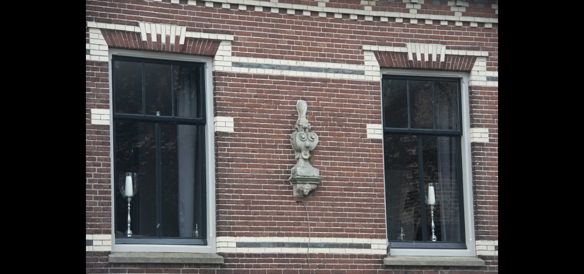 Fragment van kasteel verwerkt in de gevel op de hoek Herenstraat, Voorstraat. Foto: Fotopersburo William Hoogteyling, Buren