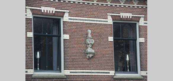 Fragment van kasteel verwerkt in de gevel op de hoek Herenstraat, Voorstraat. Foto: Fotopersburo William Hoogteyling, Buren