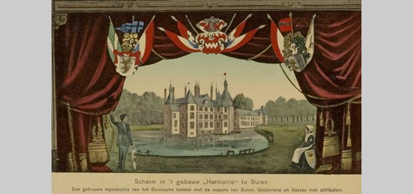 Prentbriefkaart van een toneeldecor met het kasteel van Buren in De Harmonie. Collectie Regionaal Archief Rivierenland, Tiel
