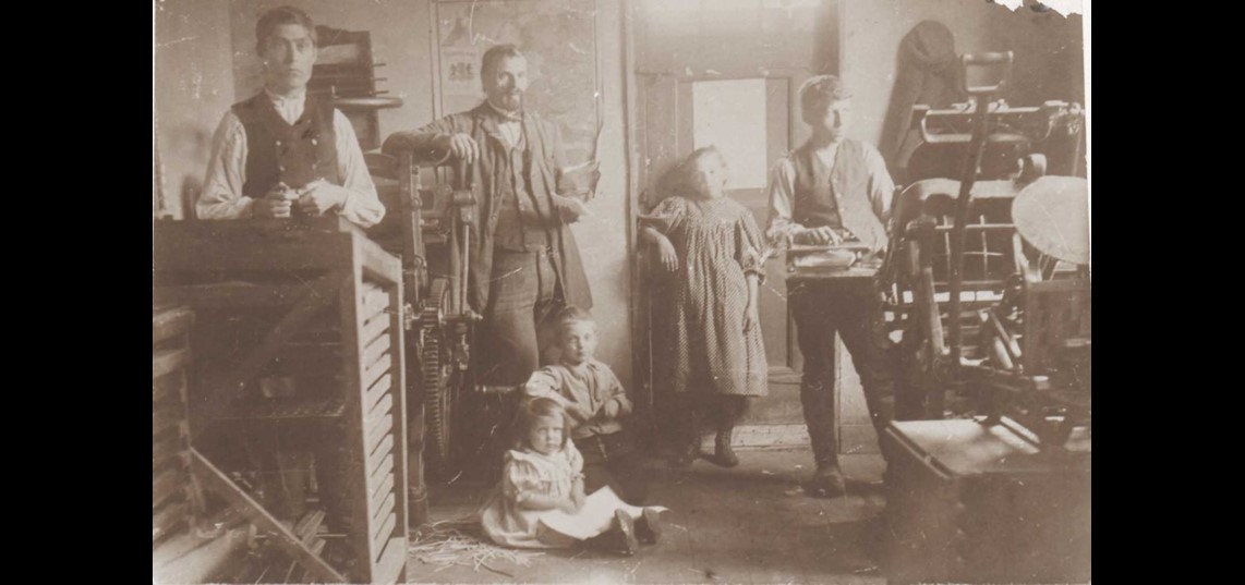 Familie Thijsen in de drukkerij, ca. 1900. Collectie Regionaal Archief Rivierenland, Tiel