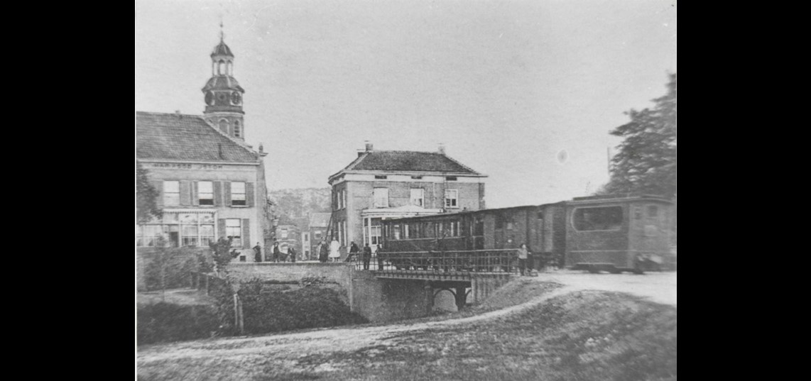 Aankomst tram in de stad, 1906. Collectie Regionaal Archief Rivierenland, Tiel