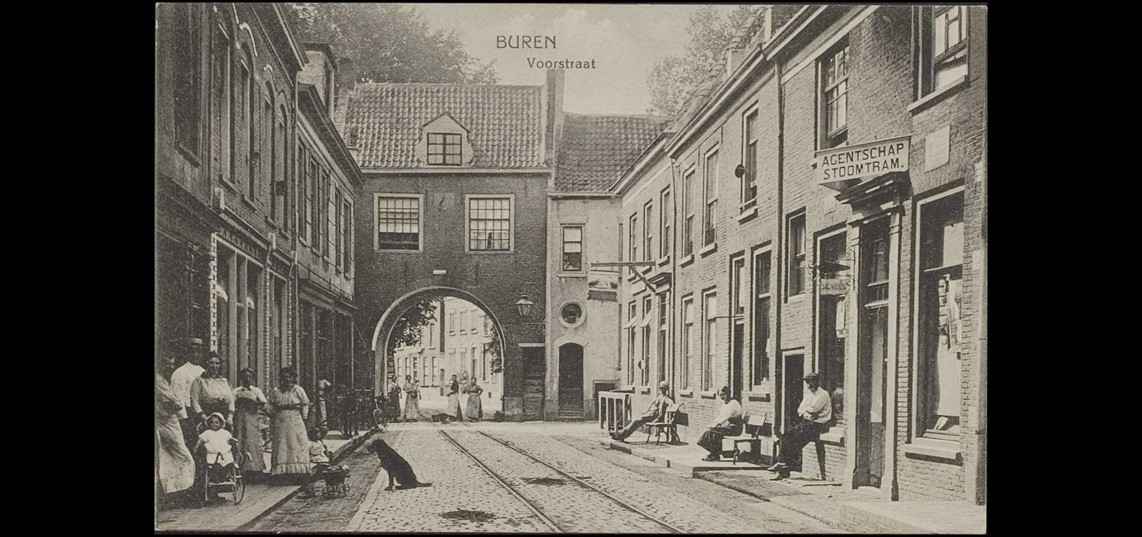 Tramlijn door de Voorstraat, ca. 1907. Collectie Regionaal Archief Rivierenland, Tiel