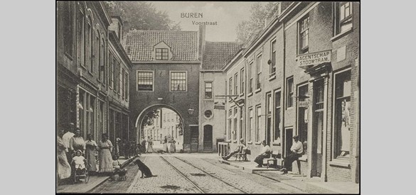 Tramlijn door de Voorstraat, ca. 1907. Collectie Regionaal Archief Rivierenland, Tiel