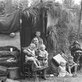Dit gezin heeft een hutje langs de weg gebouwd. Zij zijn uit hun huis gezet wegens 22,50 gulden huurschuld. Buren, 1933. Foto: Spaarnestad Photo, SFA001012290, G. van Mourik, 1933