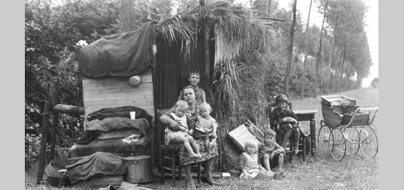 Dit gezin heeft een hutje langs de weg gebouwd. Zij zijn uit hun huis gezet wegens 22,50 gulden huurschuld. Buren, 1933. Foto: Spaarnestad Photo, SFA001012290, G. van Mourik, 1933