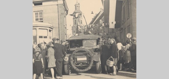 Geallieerde voertuigen trekken door Buren, 8 mei 1945. Collectie Regionaal Archief Rivierenland, Tiel