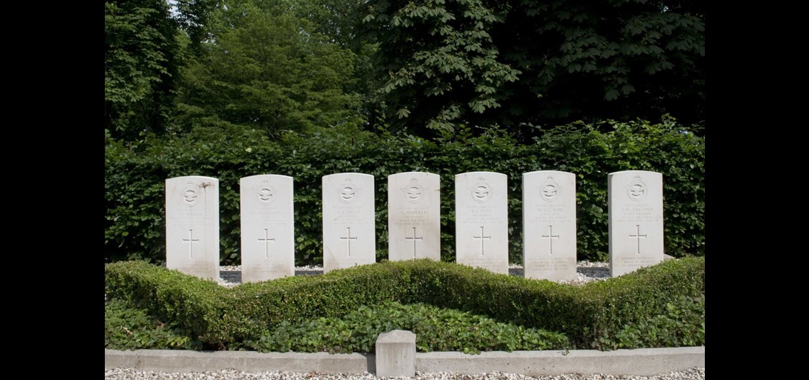 Oorlogsgraven van zeven Gemenebest-vliegeniers die neerstortten tussen Buren en  Buurmalsen op 17 juni 1944. Foto: Fotopersburo William Hoogteyling, Buren