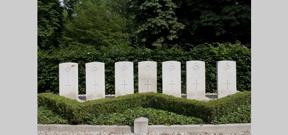 Oorlogsgraven van zeven Gemenebest-vliegeniers die neerstortten tussen Buren en  Buurmalsen op 17 juni 1944. Foto: Fotopersburo William Hoogteyling, Buren