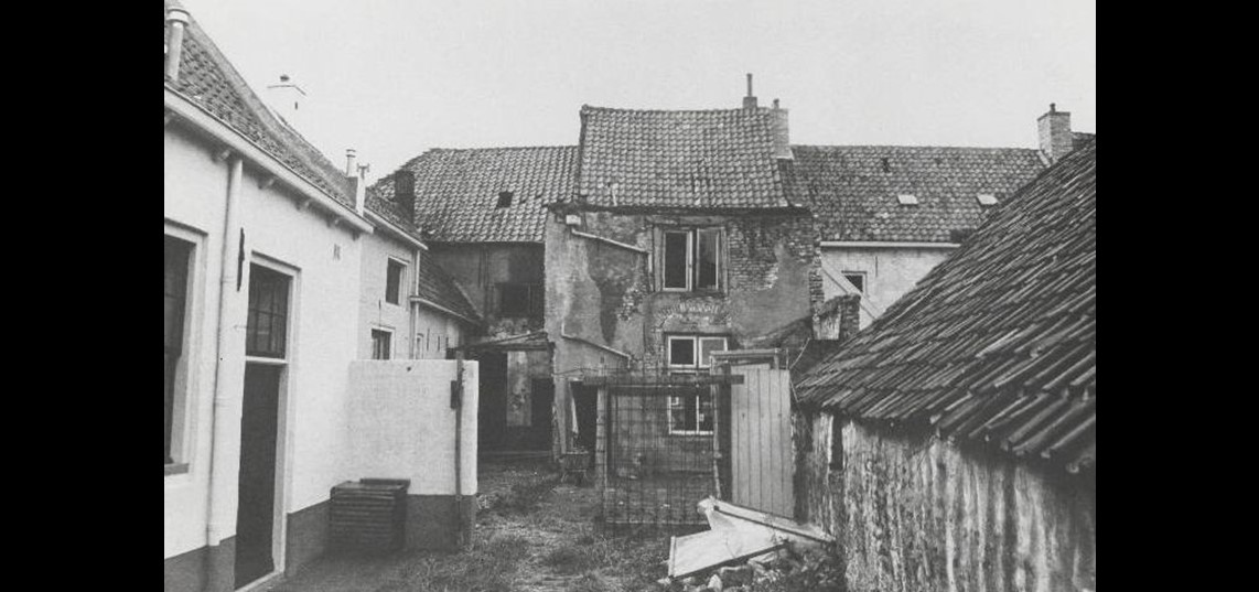 Achterzijde Herenstraat 10 voor de restauratie vanaf 1965. Collectie Regionaal Archief Rivierenland, Tiel