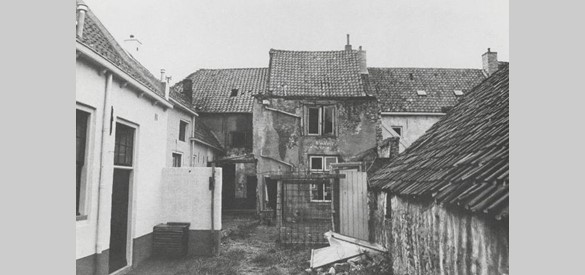 Achterzijde Herenstraat 10 voor de restauratie vanaf 1965. Collectie Regionaal Archief Rivierenland, Tiel