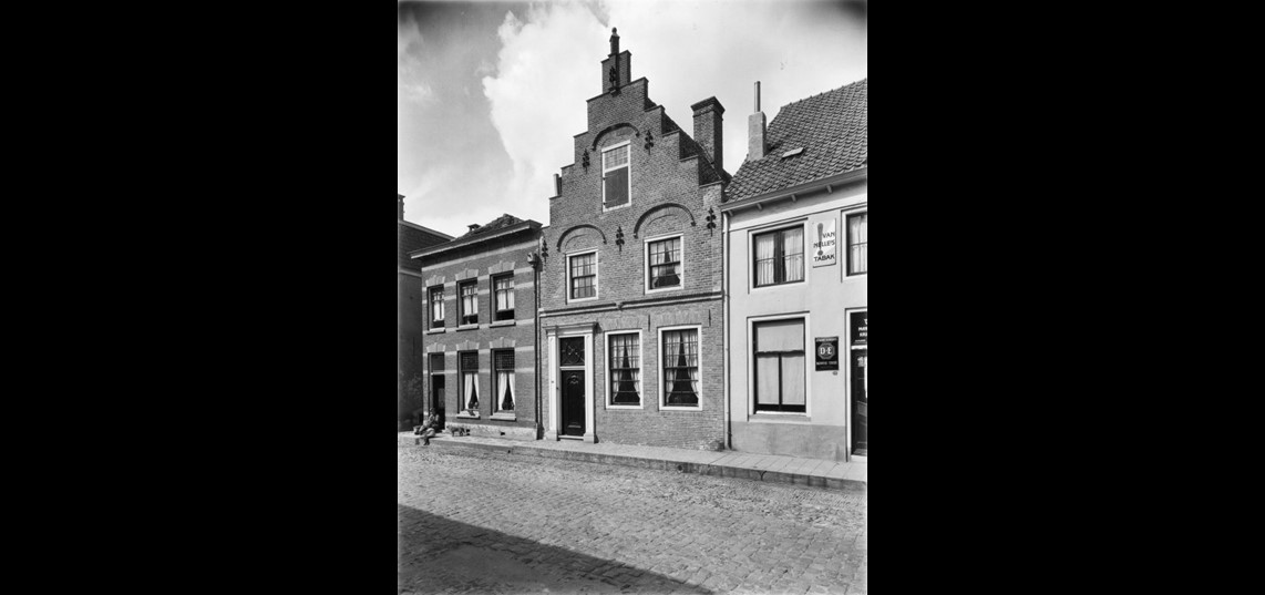 Rode Heldenstraat na de restauratie. Collectie Rijksdienst voor het Cultureel Erfgoed, Amersfoort