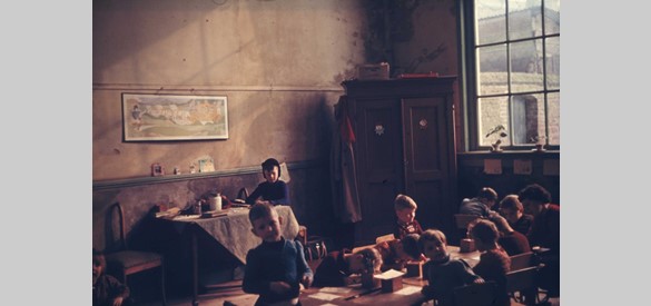 De bewaarschool Wilhelmina in Buren, in 1955 door de Komgrondencommissie beschreven als oud en verveloos, met vochtige wanden en slechte vloeren. Bron: Gelders Archief, Arnhem