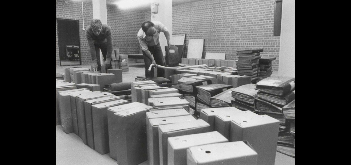 Wim Veerman en Henk Huitsing bij het inrichten van het nieuwe archief, 1982. Collectie Regionaal Archief Rivierenland, Tiel