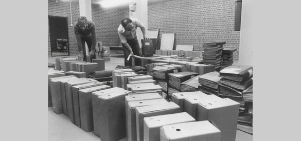 Wim Veerman en Henk Huitsing bij het inrichten van het nieuwe archief, 1982. Collectie Regionaal Archief Rivierenland, Tiel