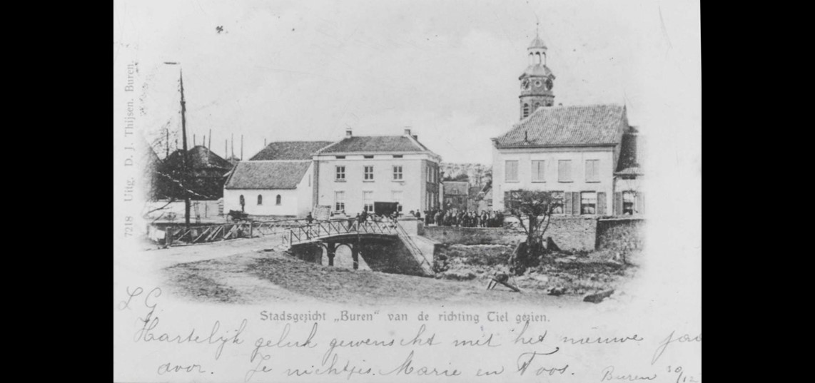 Rechts oudste herberg van Buren, ca. 1900. Collectie Regionaal Archief Rivierenland, Tiel