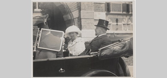 Koningin Wilhelmina en prins Hendrik, 1924. Collectie Regionaal Archief Rivierenland, Tiel