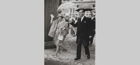 Koningin Juliana en burgemeester R.A. van Sandick, 1962. Collectie Regionaal Archief Rivierenland, Tiel