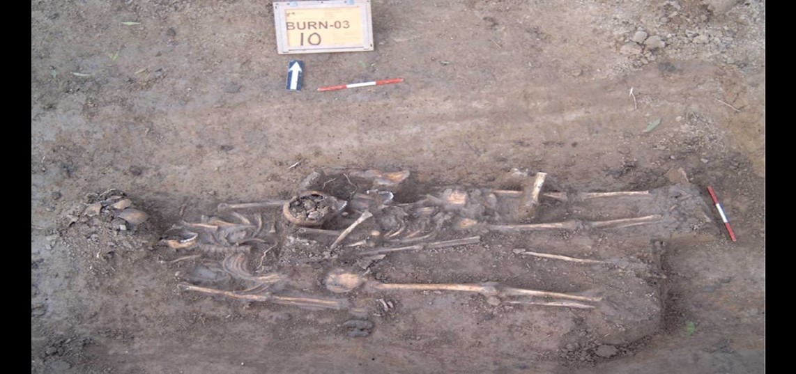 Twee skeletten van het middeleeuwse grafveld dat dateert van voor de aanleg van de Blatumsedijk (13e eeuw). Bron: ADC ArcheoProjecten, Amersfoort