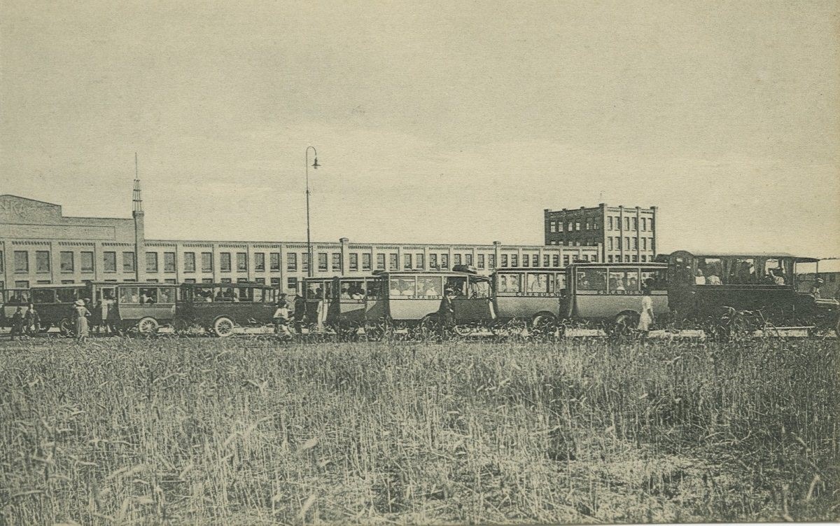ENKA Fabriek met bussen voor werknemers ca 1920. Bron: Collectie Gemeentearchief Ede, nr GA40333