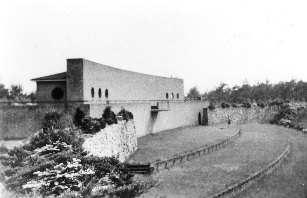 De muur met spreekgestoelte begrensde het terrein van NSB-leider Mussert in Lunteren. Bron: Collectie Gemeentearchief Ede, nr GA19344